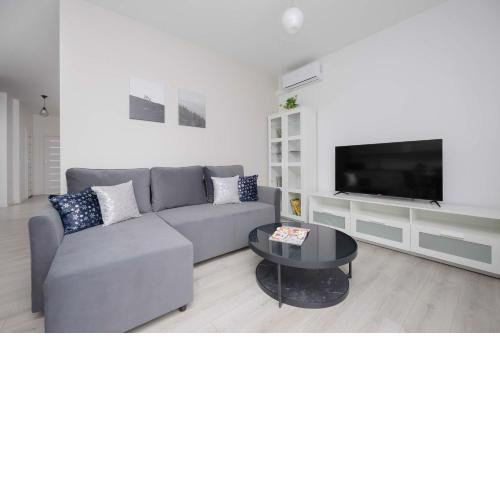 Family Apartment Cybernetyki with AC and Parking by Noclegi Renters