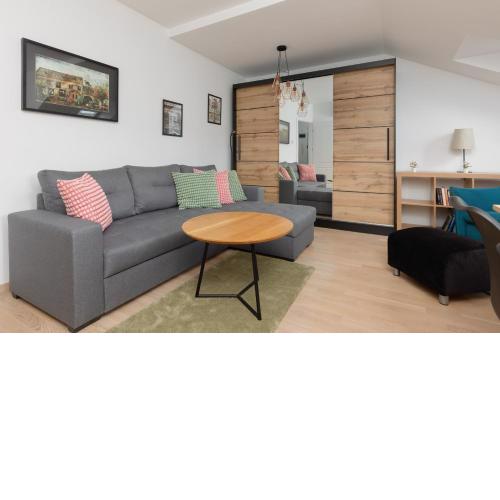 Family Apartment in Warsaw with 3 Bedrooms & AC near Metro Stokłosy by Noclegi Renters