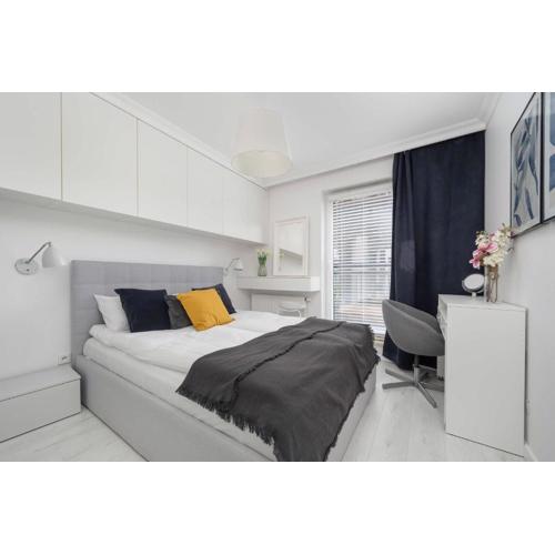 Family Apartment with Large Balcony and 2 Parking Spaces by Noclegi Renters