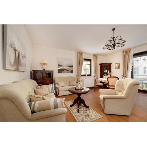 Family Apartment with Parking in the Centre by Noclegi Renters