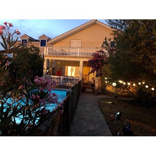 Family apartment with pool close to sea