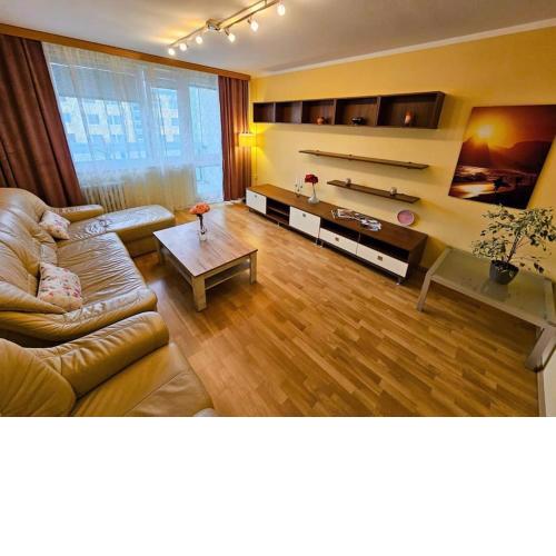 Family apt for 6, 10mins to Centre, Free parking, Quiet location, New Furniture, Balcony
