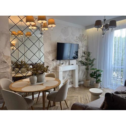 Family & Business Sauna Apartments Plac Wolności CENTRUM Downtow, - Piękny Apartament - 5 Bedroom with Private Sauna, Bath with Hydromassage, Parking, Catering Options