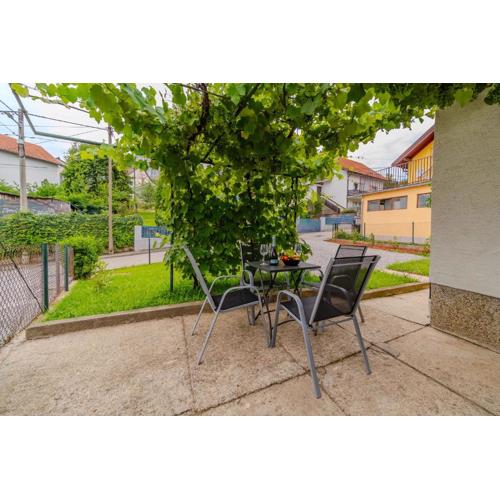 Family Friendly Apartment With Parking - Happy Rentals