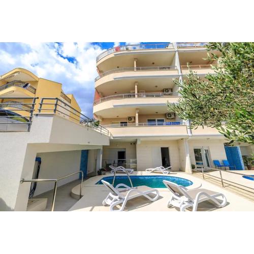 Family friendly apartments with a swimming pool Brela, Makarska - 19998