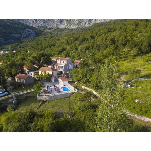 Family friendly apartments with a swimming pool Gornji Tucepi, Makarska - 17686