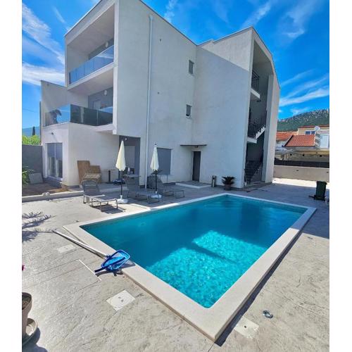 Family friendly apartments with a swimming pool Kastel Stari, Kastela - 23348