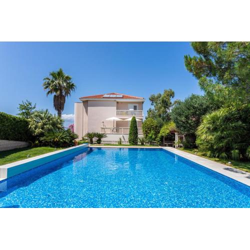 Family friendly apartments with a swimming pool Splitska, Brac - 23224