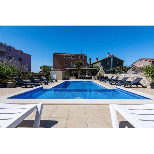 Family-friendly apartments with swimming pools Valbandon, Fazana - 2201