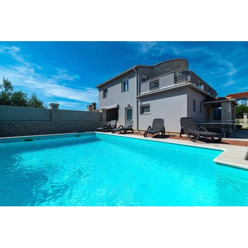 Family friendly house with a swimming pool Gajana, Fazana - 22578