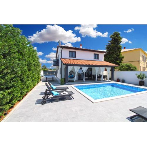 Family friendly house with a swimming pool Galizana, Fazana - 20593