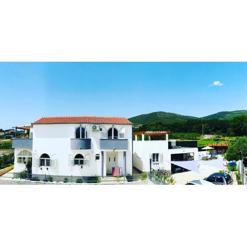 Family friendly house with a swimming pool Kastel Novi, Kastela - 19116