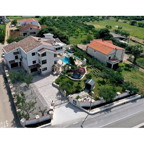 Family friendly house with a swimming pool Plano, Trogir - 23902