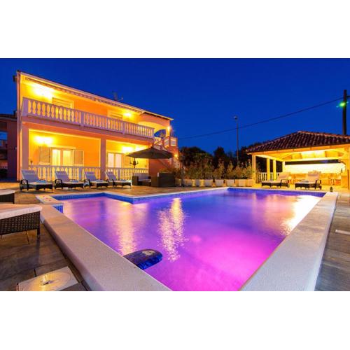 Family Friendly Pool House Ana - Happy Rentals