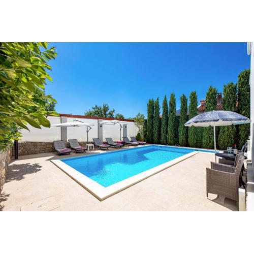 Family House Rose with Pool - Happy Rentals