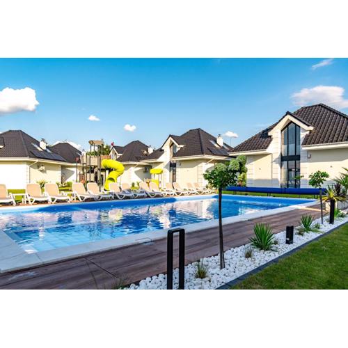Family Resort Ustka - Domki dwupoziomowe z basenem