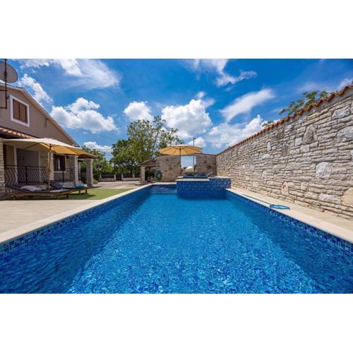 Family retreat House Begonija with pool and BBQ