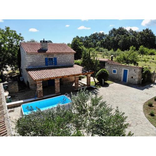 Family-sized renovated Istrian house w/lavand field - 20min from Rovinj.