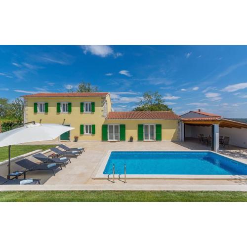 Family villa Corticum Otium with pool in Tinjan