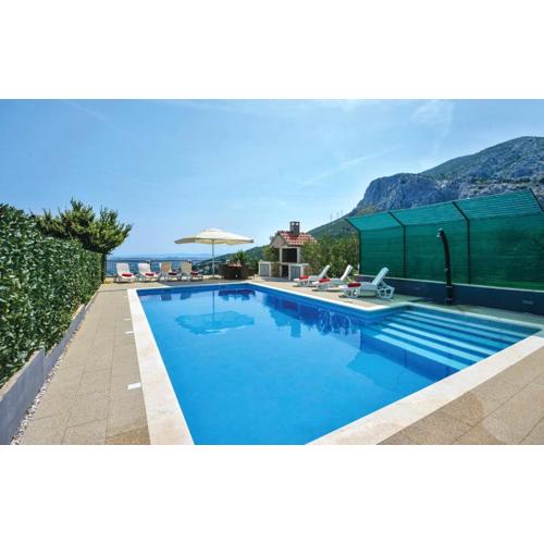 Family Villa in Solin with Pool