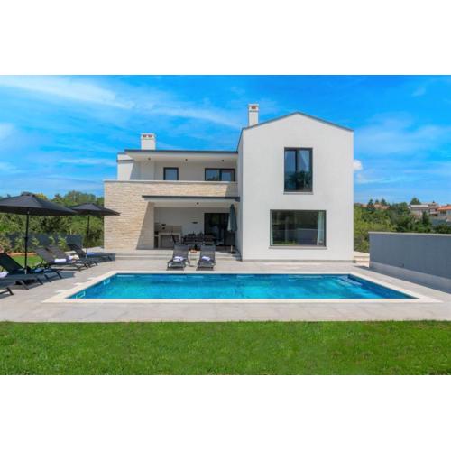 Family villa Nona with pool and grill in Tinjan