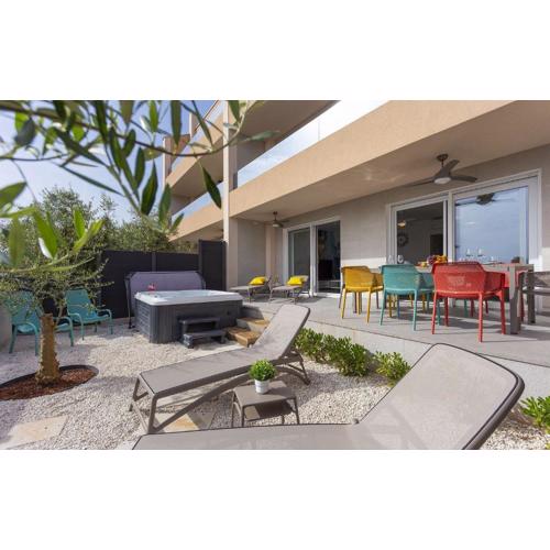 Faszinierendes Apartment 100 Meter zum Sandstrand mit Whirlpool, Meerblick