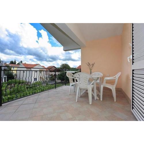 Ferienapartment Mit Balkon Für Fünf Personen