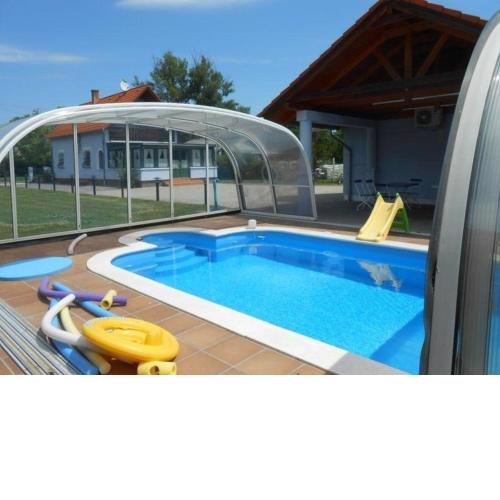 Ferienhaus in Balatonmáriafürd mit Terrasse, Grill und Garten