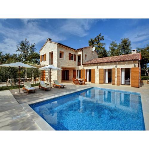 Ferienhaus in Karigador mit Terrasse, Whirlpool und Garten