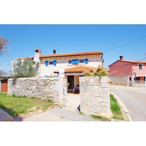 Ferienhaus in Kavran mit Terrasse und Grill