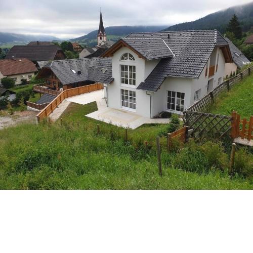 Ferienhaus in Sankt Margarethen Im Lungau mit Garten, Terrasse und Whirlpool