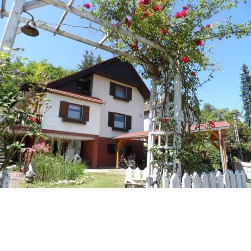Ferienhaus in Zebegény mit Garten und Grill