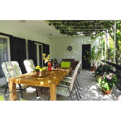 Ferienhaus Karmen Auf Zwei Ebenen Mit Garten