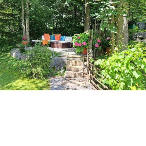Ferienhaus Lechner für max 10 Personen - Wald und Naturgarten