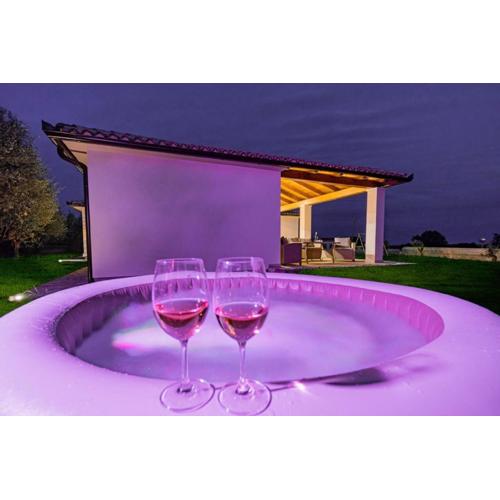 Ferienhaus mit Jacuzzi und Taverne mit Billard