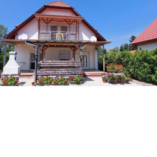 Ferienhaus mit Klima, Pool, direktem Seezugang