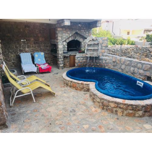 Ferienhaus mit Pool für bis zwölf Personen und 200m vom Meer