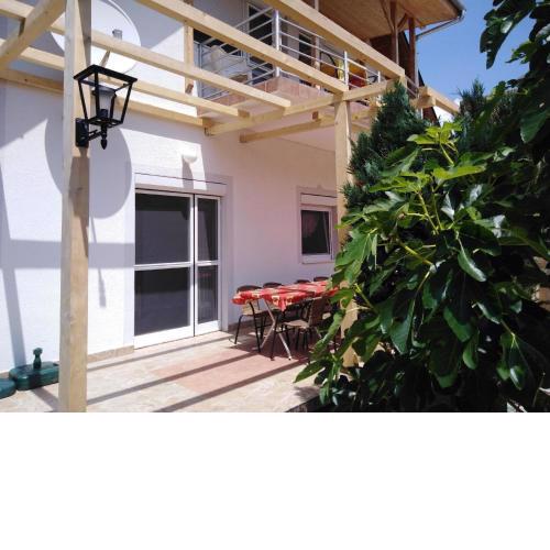 Ferienhaus mit Pool, Wlan direkt am See