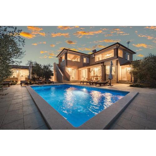 Ferienhaus mit Privatpool für 8 Personen ca 220 qm in Peruski, Istrien Bucht von Raša