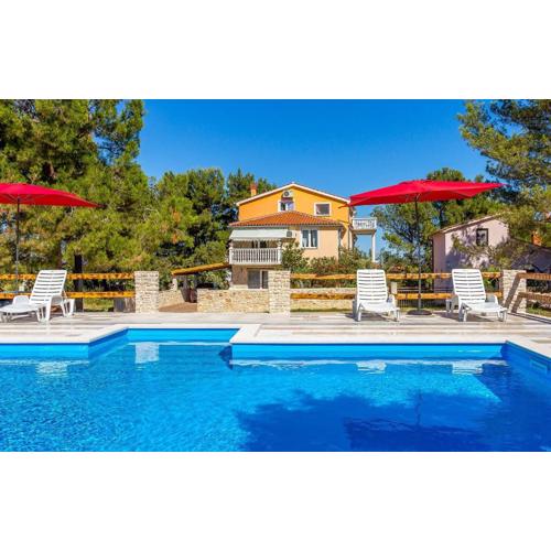 Ferienwohnung mit großem Pool nur 500 Meter bis zum Kieselstrand mit Klima, WLAN, Terrasse, Grillplatz