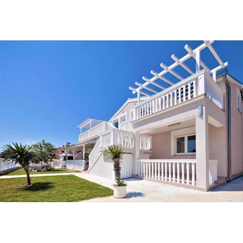 Ferienwohnung Mit Jacuzzi In Villa Mit Parkplatz