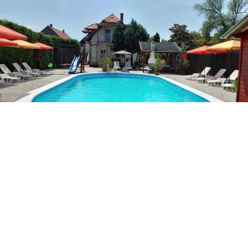 Ferienwohnung mit Pool direkt am See