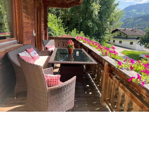 Ferienwohnung Platzhirsch Panorama View Balkon, Gartensauna, Garten, Grillplatz