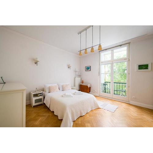 Filtrowa Spacious Apartment by BookingHost