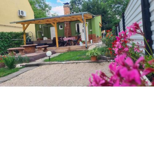 FIÓNA KUNYHÓJA APARTMANHÁZ