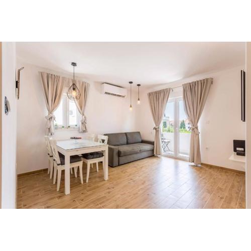 Firule Beach Apartment-Two Bedroom Urban Chic-Prime Location-Walk to Beach-Free Parking