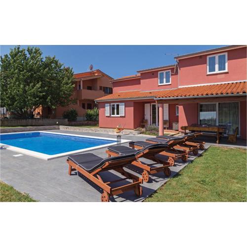 Five-Bedroom Holiday Home In Fazana