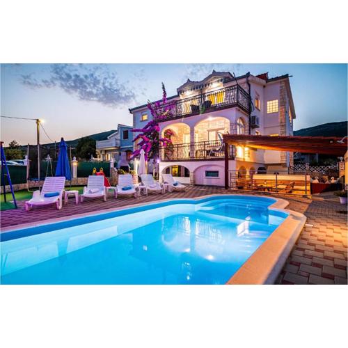 Five-Bedroom Holiday Home In Kastel Novi
