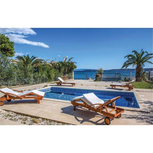 Five-Bedroom Holiday Home In Kastel Stafilic