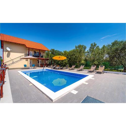 Five-Bedroom Holiday Home In Suhovare